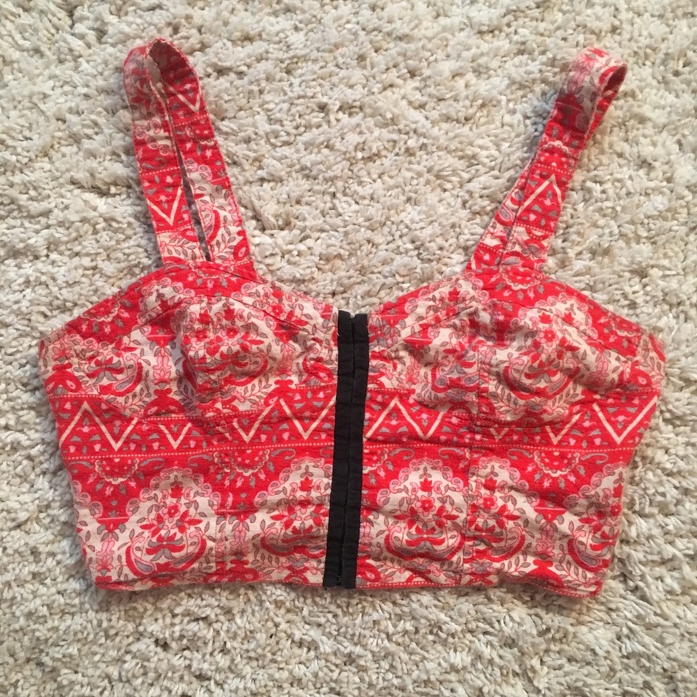 Corset-like crop top with front enclosure